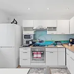 Big 1 Bedroom Near Airport & Center Lejlighed *