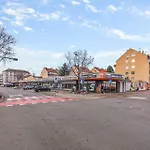 Big 1 Bedroom Near Airport & Center Lejlighed