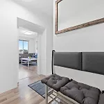 Big 1 Bedroom Near Airport & Center Lejlighed