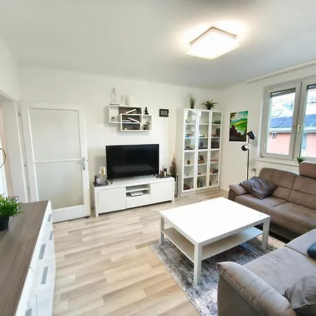 Big 1 Bedroom Near Airport & Center