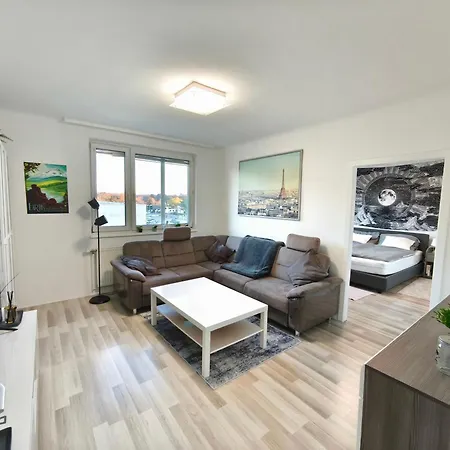 Big 1 Bedroom Near Airport & Center Apartment