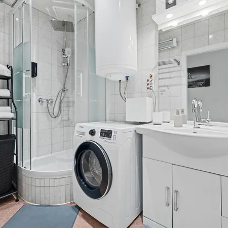 Big 1 Bedroom Near Airport & Center *