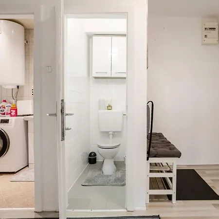 Big 1 Bedroom Near Airport & Center Apartmán