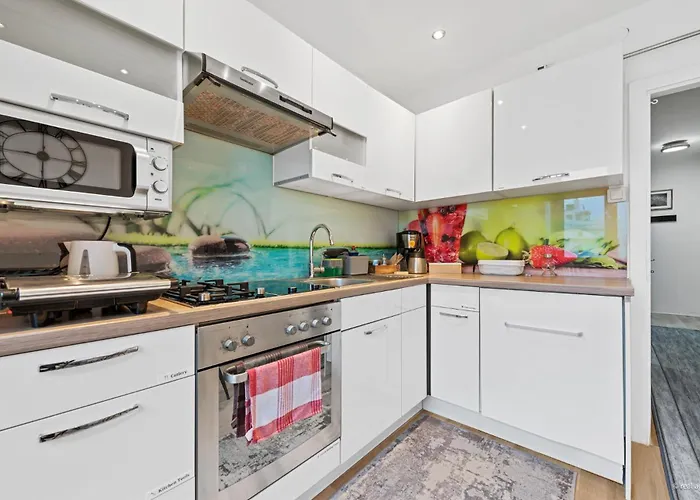 Big 1 Bedroom Near Airport & Center *