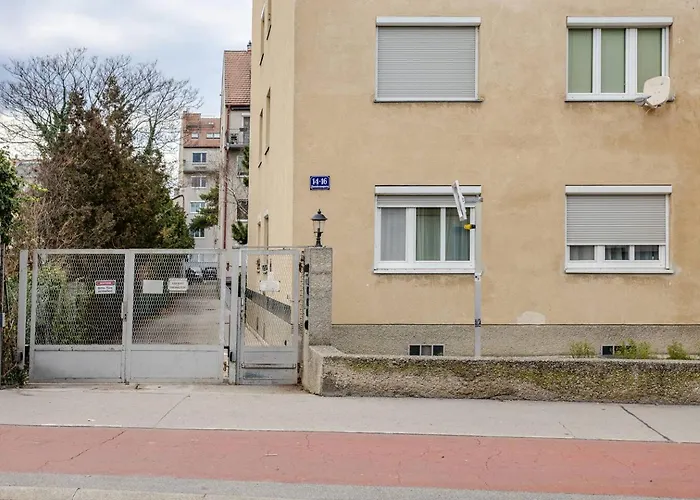 Big 1 Bedroom Near Airport & Center *